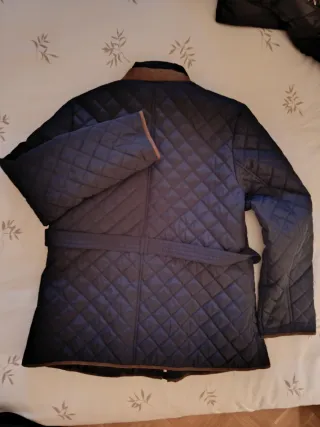 Abrigo acolchado azul y negro