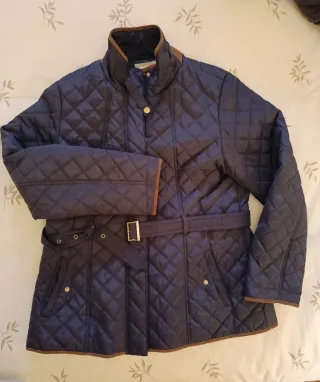 Abrigo acolchado azul y negro