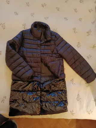 Abrigo acolchado azul y negro