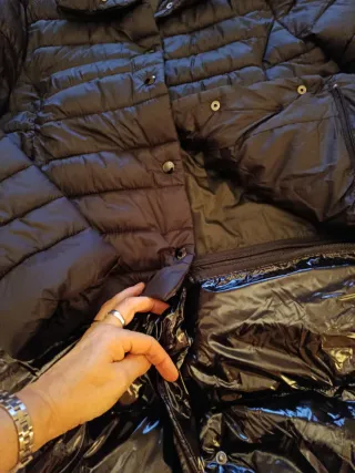 Abrigo acolchado azul y negro