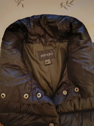 Abrigo acolchado azul y negro