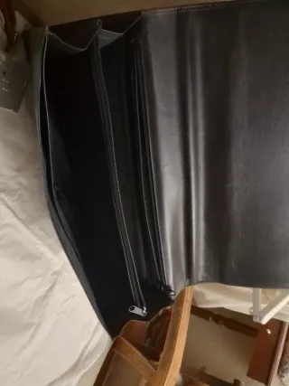 Maletín de piel negro con cierre dorado vintage