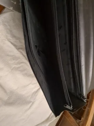 Maletín de piel negro con cierre dorado vintage