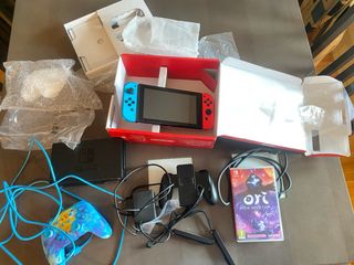 Nintendo Switch con juego Ori y accesorios