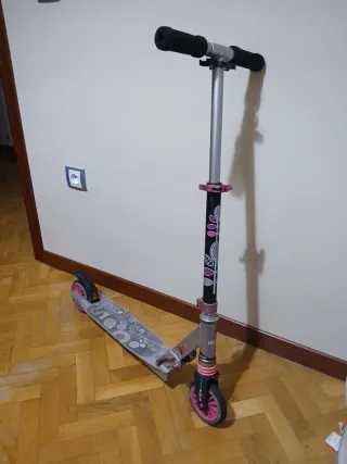 Patinete Oxelo plegable infantil.