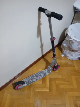 Patinete Oxelo plegable infantil.