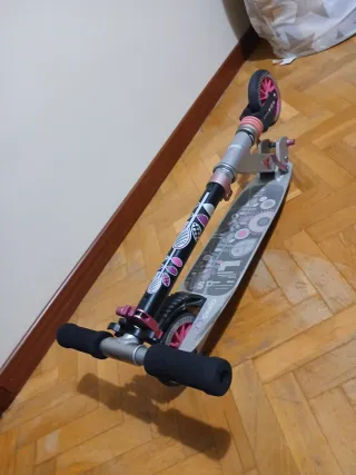 Patinete Oxelo plegable infantil.