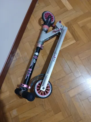 Patinete Oxelo plegable infantil.