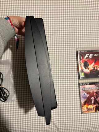 PlayStation 3 con 4 juegos y 2 mandos
