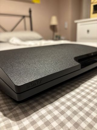 PlayStation 3 con 4 juegos y 2 mandos