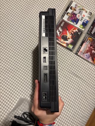 PlayStation 3 con 4 juegos y 2 mandos