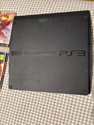 PlayStation 3 con 4 juegos y 2 mandos