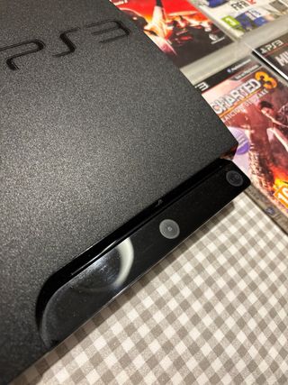 PlayStation 3 con 4 juegos y 2 mandos