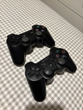 PlayStation 3 con 4 juegos y 2 mandos