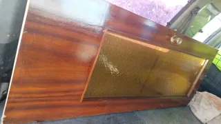 Puerta de madera con cristal