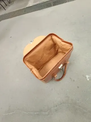 Maletín antiguo de cuero marrón