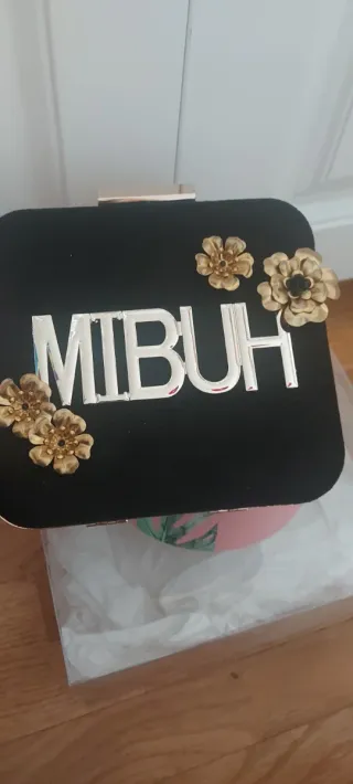 Bolso de mano Mibuh negro con detalles dorados