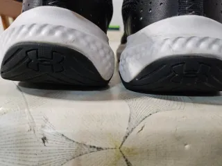 Zapatillas Under Armour Negras y Blancas