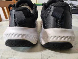 Zapatillas Under Armour Negras y Blancas