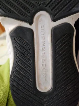 Zapatillas Under Armour Negras y Blancas