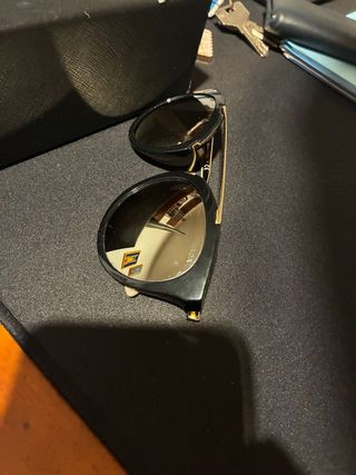 Gafas de sol Prada negras y doradas