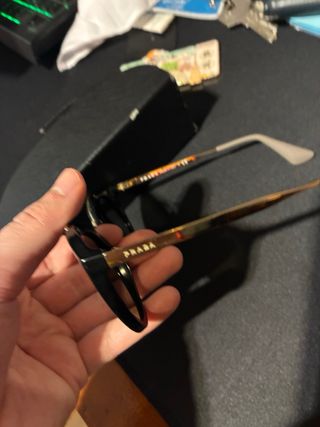 Gafas de sol Prada negras y doradas