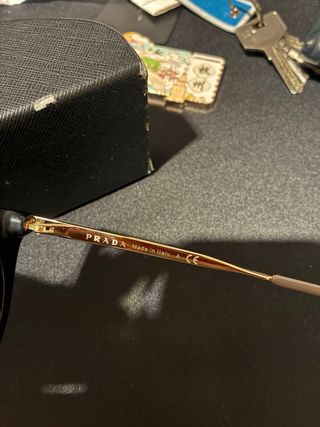 Gafas de sol Prada negras y doradas