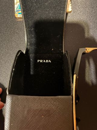 Gafas de sol Prada negras y doradas