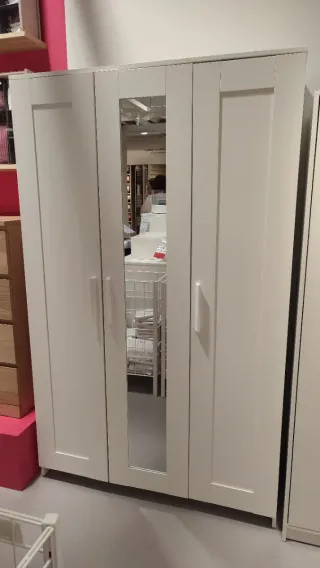 Armario blanco con espejo