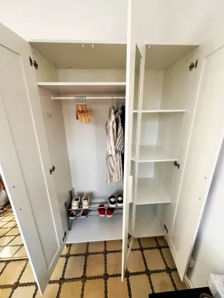 Armario blanco con espejo