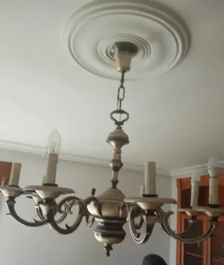 Lámpara araña dorada de metal y cristal