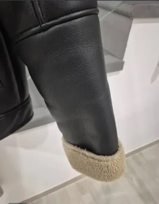 Cazadora efecto piel forrada Zara