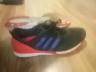 Zapatillas Adidas Negras y Rojas