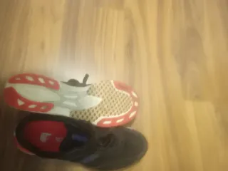 Zapatillas Adidas Negras y Rojas