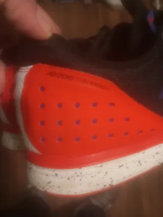 Zapatillas Adidas Negras y Rojas