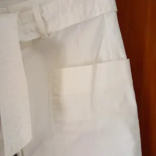 Falda blanca con cinturón y botones