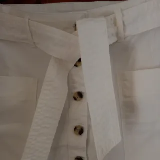 Falda blanca con cinturón y botones
