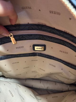 Mochila Guess Negra con Monedero NUEVA