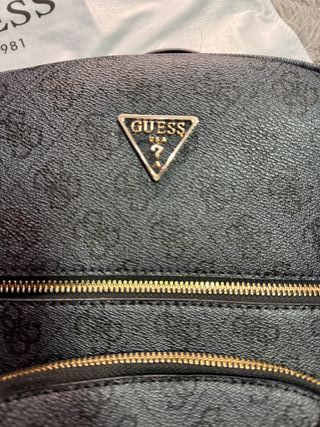 Mochila Guess Negra con Monedero NUEVA
