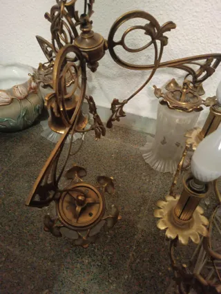 Lámpara de araña dorada antigua