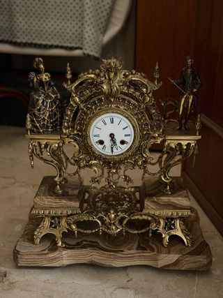 Reloj de mesa antiguo dorado