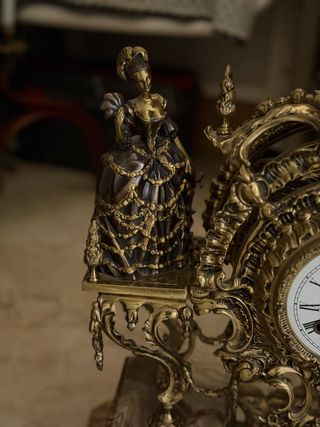 Reloj de mesa antiguo dorado