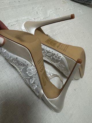 Tacones de Novia ALDO Blancos y Dorados