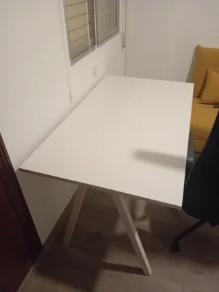 Mesa de escritorio blanca de madera de Ikea