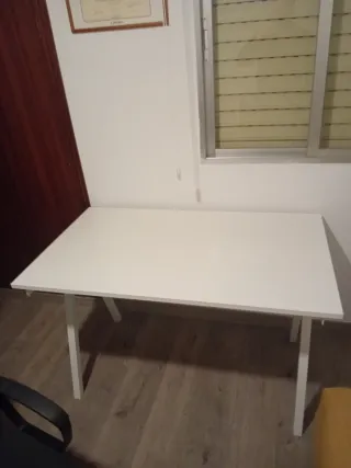 Mesa de escritorio blanca de madera de Ikea