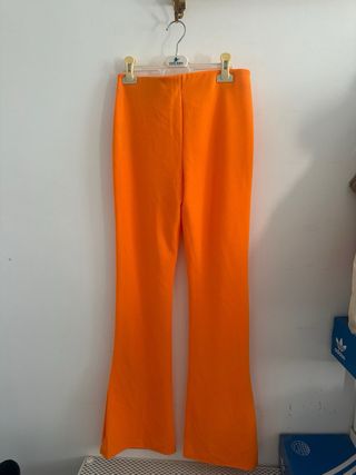 Pantalones naranjas acampanados