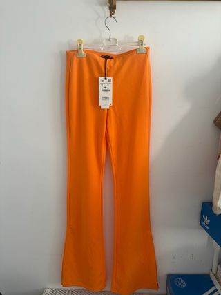 Pantalones naranjas acampanados