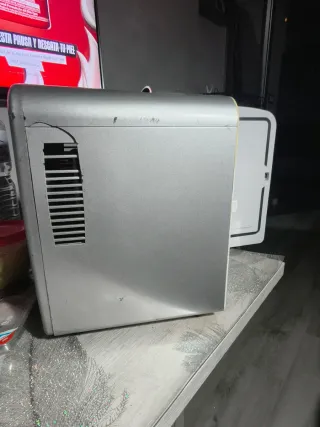 Nevera portátil plateada