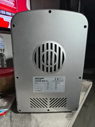 Nevera portátil plateada