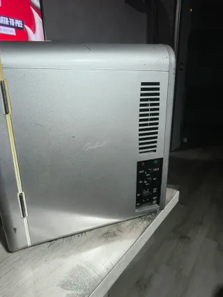 Nevera portátil plateada